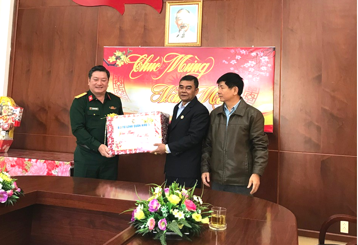 BỘ TƯ LỆNH QUÂN KHU 5 VÀ BỘ CHỈ HUY QUÂN SỰ TỈNH THĂM CHÚC TẾT HỘI CỰU CHIẾN BINH TỈNH ĐẮK LẮK